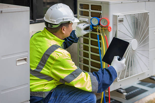 Professional Hvac technician working in Nashville, IL